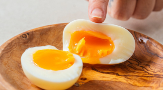 Tại sao nên cho chút giấm vào nồi luộc trứng?