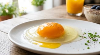Ăn 2 quả trứng mỗi ngày có thể giúp giảm LDL, nhưng bữa ăn đi kèm mới là điều quyết định