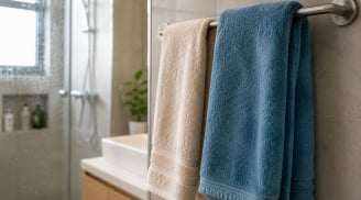 Vì sao không nên để khăn mặt, khăn tắm sau khi dùng trong nhà tắm?