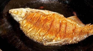 Mẹo rán cá vàng giòn, không bắn dầu, sát chảo