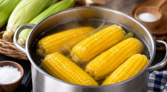 Luộc ngô ngọt (ngô vàng) đừng chỉ cho đường, thêm thứ này ngô thơm hơn, đậm vị