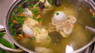 Tại sao không nên cho muối từ đầu khi hầm xương?