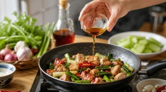 Vì sao không nên nêm mắm vào món ăn từ đầu?