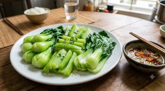 Luộc rau nước sôi hay nước lạnh đều chưa chuẩn: Làm thêm bước này rau xanh mướt giòn sần sật