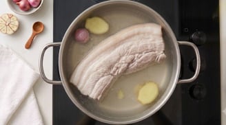 Mẹo luộc thịt trắng hồng đẹp mắt, mềm ngọt, không bị khô
