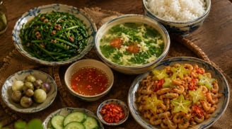 Những món ăn mùa hè dân dã, đậm vị quê nhà từ lá hẹ và tép đồng