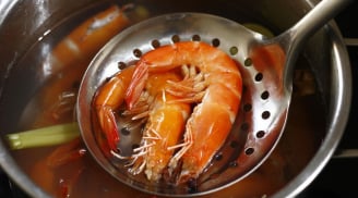 Luộc tôm đỏ au, ngọt thịt, không tanh: Nên dùng nước nóng hay nước lạnh?