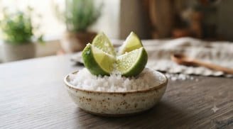 Vì sao nên đặt bát muối quả chanh ở đầu giường?