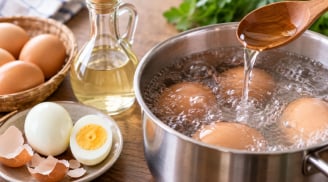 Vì sao nhiều người cho giấm vào nước luộc trứng?