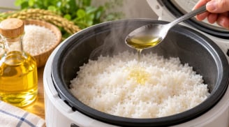 Vì sao nhiều người cho một thìa dầu ăn vào nồi cơm? Mẹo nhỏ nhưng có lý do