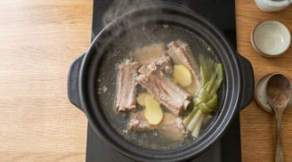 Cách làm nước hầm xương ngọt thanh, trong veo: Chỉ cho 3 loại gia vị này