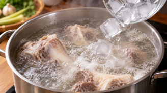 Tại sao nhiều người cho đá lạnh vào nồi canh xương đang sôi?