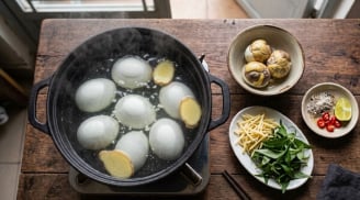 Vì sao luộc trứng vịt lộn nên thêm vài lát gừng?