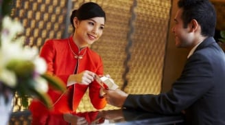 Tại sao lễ tân không nói to số phòng của khách?