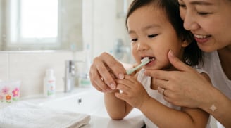 Trẻ ít ăn đồ ngọt vẫn dễ sâu răng: 4 thói quen cha mẹ nên bỏ càng sớm càng tốt