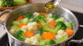 Vì sao nhiều người cho vài giọt dầu ăn vào nồi luộc rau củ?