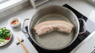 Nước luộc thịt nên đổ đi hay giữ lại nấu canh?