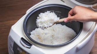 Vì sao bạn không nên mở nắp nồi cơm điện để xới cho đến khi chín hẳn?