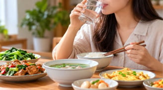 Có nên uống nước trong khi ăn cơm? 4 điều cần biết