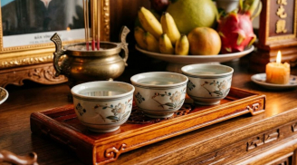 Bàn thờ không thể thiếu chén nước sạch nhưng rót đầy hay rót vơi mới đúng?