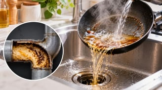 Có nên dùng nước nóng dội rửa nồi chảo đầy dầu mỡ?