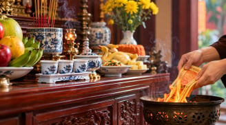 Thắp hương xong, khi hạ lễ hóa vàng có cần hạ chén nước xuống không?