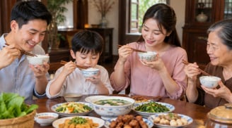  Vì sao người xưa dặn khi ăn cơm phải bưng bát lên, không cúi xuống theo vị trí đặt bát?