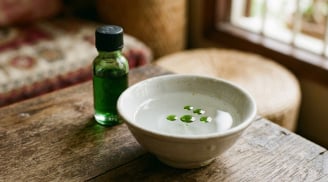 Nhỏ dầu gió rồi đặt vào bát nước để ở giường ngủ: Mẹo hay nhà nào cũng cần