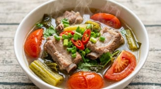Cách nấu canh dưa chua sườn non ngọt thanh, chua dịu, 'đánh' sạch nồi cơm