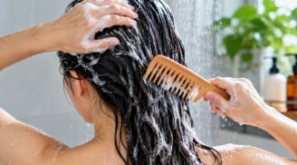 Chải tóc khi đang gội đầu có gây hại không?