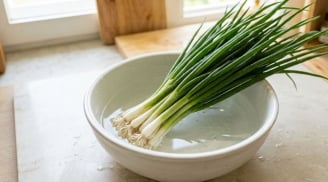 Hành lá cất trong tủ lạnh vẫn nhanh hỏng, làm theo cách này để cả tháng vẫn tươi