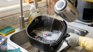 Nồi chiên không dầu dính đầy mỡ và thức ăn: Rửa theo cách này, không chà xát mạnh cũng sạch bong