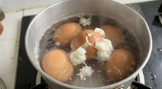 Cách luộc trứng không bị nứt vỏ, lòng trắng và lòng đỏ không bị trào ra ngoài