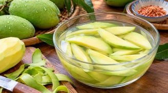 Tại sao nên ngâm xoài vào nước trước khi ăn?