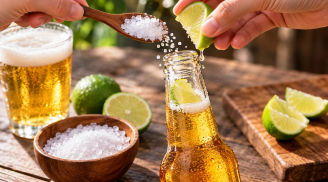Tại sao nhiều người cho thêm chút muối tinh và lát chanh vào chai bia trước khi uống?