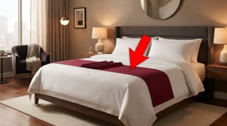 Vì sao khách sạn luôn để một tấm vải nhỏ vắt ngang giường?
