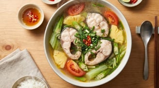 Vì sao nấu canh cá bằng nước lạnh bị tanh hơn so với khi dùng sôi?