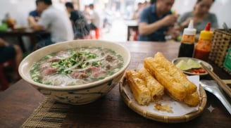 Ăn phở mỗi sáng, nhiều người mắc 2 sai lầm khiến lượng muối và calo tăng cao