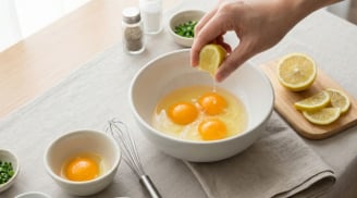 Tại sao nên vắt chanh vào trứng trước khi rán?