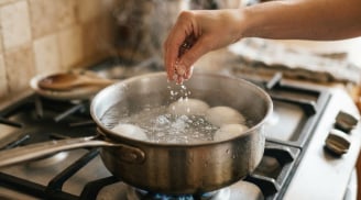 Tại sao bạn nên cho muối vào nước luộc trứng?