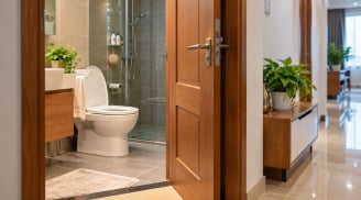 Vì sao nên đóng cửa nhà vệ sinh cả khi không dùng?