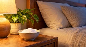 Vì sao nhiều người lại đặt bát muối ở đầu giường ngủ?