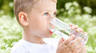 Mẹo đơn giản giúp mẹ kích thích trẻ uống nước nhiều hơn