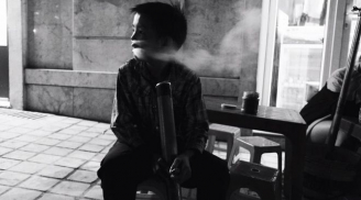 Xót xa em bé 10 tuổi hút thuốc lào 'mua vui' cho khách