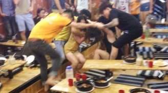 Nhìn đểu, 2 cô gái lao vào túm tóc, cấu xé nhau ở quán mỳ cay
