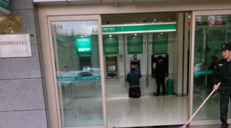 Nể phục trước người đàn ông cởi giày, quỳ trước cây ATM rút tiền