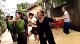 Xúc động clip: Màn nhảy cực 'sung' của chị em trong 'đám cưới lụt' ở vùng lũ