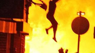 Clip: Cháy nhà, người phụ nữ liều mình nhảy từ tầng 6 xuống đất