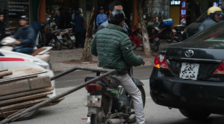 Thanh niên đi xe máy tông nát đèn xe Camry: Hành động bất ngờ của tài xế