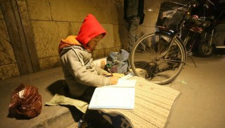 Xót thương: Bé gái 12 tuổi ngồi học dưới ánh đèn đường suốt 4 năm